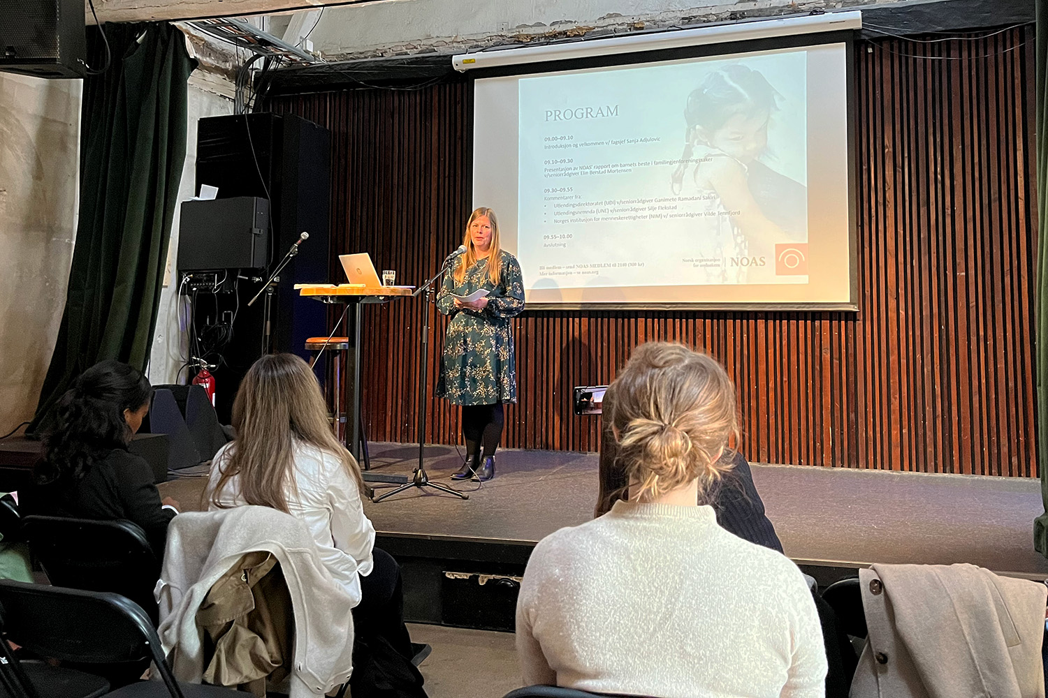 flekstad presenterer rapporten under lanseringen